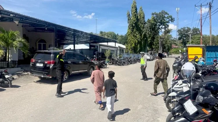 Satuan Lalu Lintas Tertibkan Arus Lalu Lintas di Sekitar Masjid Al Ikhwan