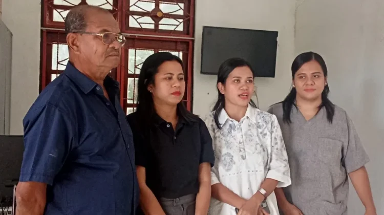 Kisah Har  Air Mata Abet Melahirkan Carlin Farma  KUPANG — Tak