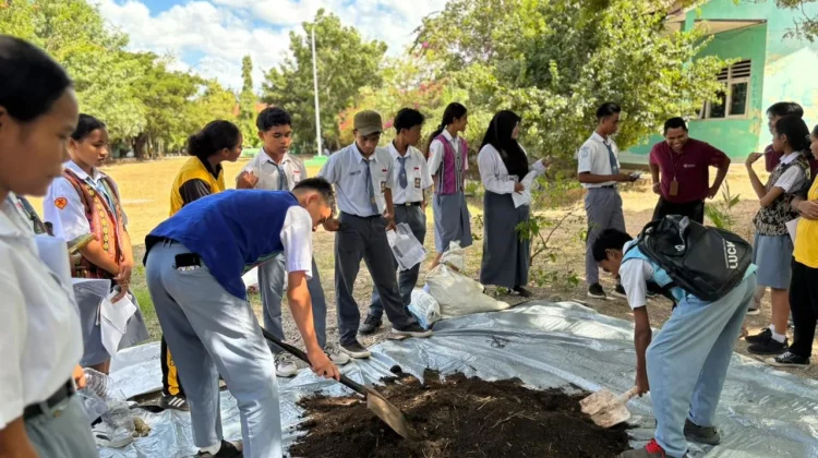 Bangun Kolaborasi, Dosen CPNS Politani Kupang Edukasi Pengolahan Sampah di SMAN 9