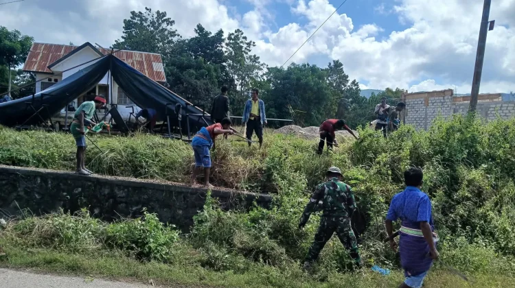 Babinsa dan Warga  Sinergi GelarKegiatan Bersihkan  Jalan Desa