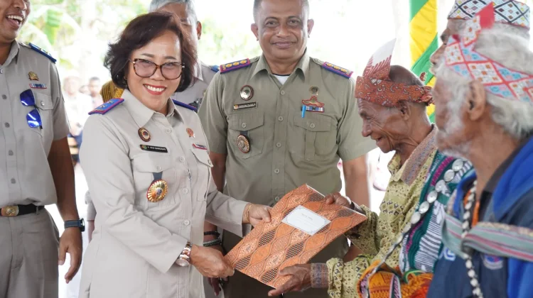 Kakanwil BPN NTT Serahkan 779 Sertipikat PTSL, Warga Nunbena Kini Lebih Tenang