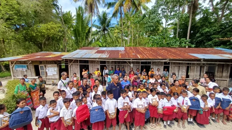 Kapolda NTT Salurkan Tas dan Buku untuk Siswa SD Negeri Boof di Pedalaman TTS