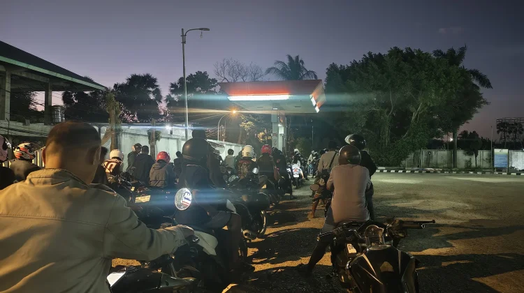 Kenaikan Pertamax Picu Antrean Panjang BBM di Kupang