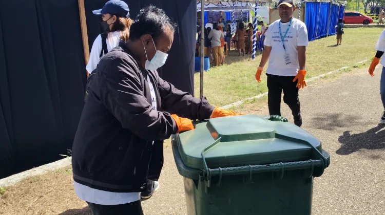 Pemuda Katolik Rote Ndao Jaga Kebersihan di Festival Keluarga Malole