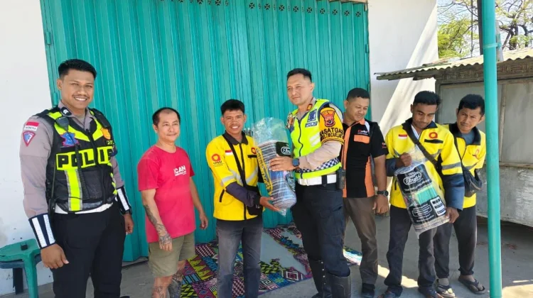 Satlantas Polres Sumba Timur Bantu Tikar Ojol Maxim Perkuat Kemitraan