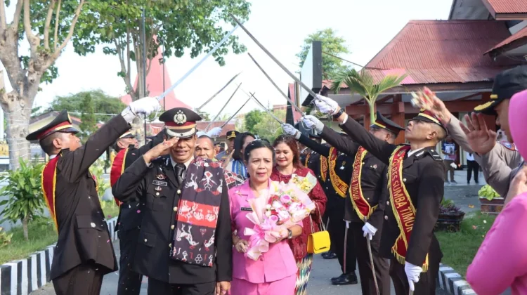 Tradisi Pedang Pora Iringi Pelepasan Empat Personel Purnabakti
