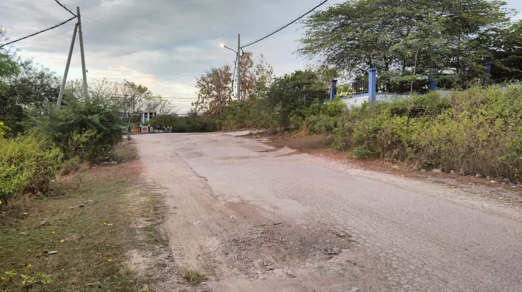 Warga dan Mahasiswa Soroti Kerusakan Jalan Tuabata Kupang