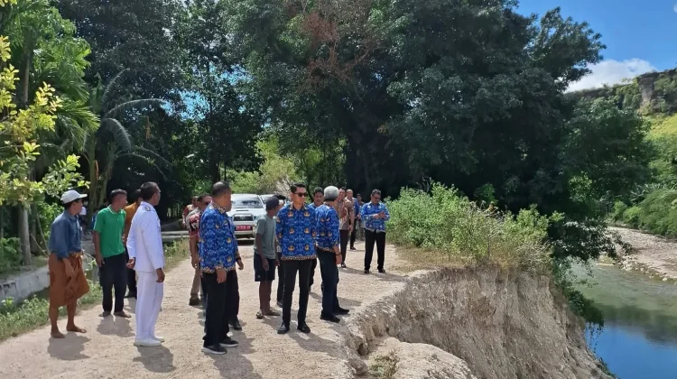 Wakil Bupati Sumba Timur Tinjau Longsor di Bendungan Kawangu
