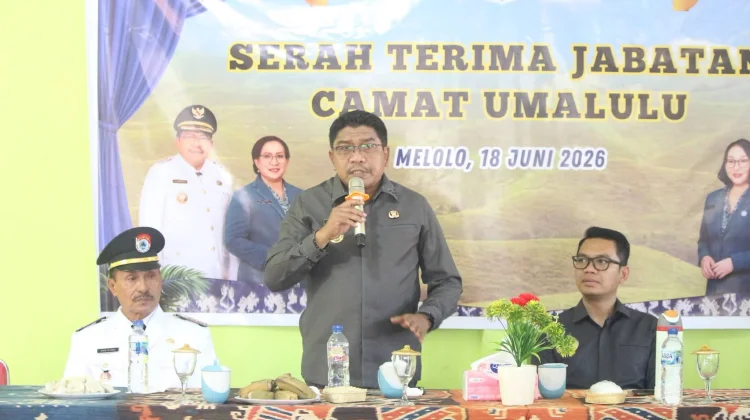Bupati dan Wakil Bupati Hadiri Sertijab Camat Umalulu Baru