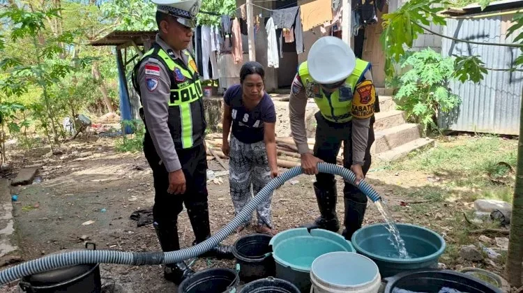 Menjelang HUT Bhayangkara 80 Polres Sumba Timur Bagi Air Bersih di Desa Padadita