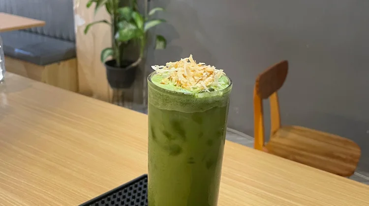 Coconut Matcha Latte: Minuman Sehat dengan Perpaduan Rasa yang Menyegarkan