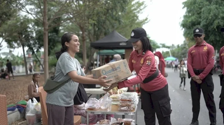 Ditpamobvit Polda NTT bagi Kompor Gas UMKM di Arena Car Free Day