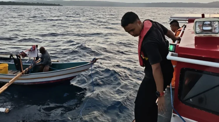 Tim SAR Gabungan Evakuasi Korban Perahu Mati Mesin di Perairan Semau