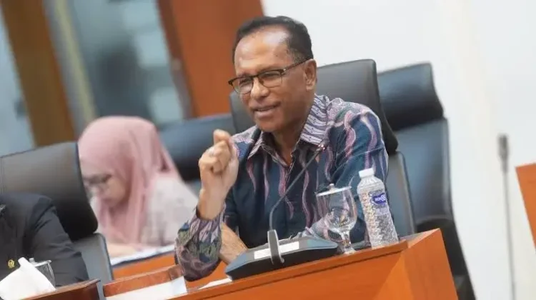 Usman Husin Salurkan Ribuan Bibit Durian untuk Rote
