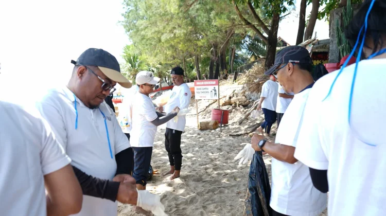 Kanwil DJPb NTT Gerakkan Aksi Peduli Lingkungan di  Kawasan Pantai Pasir Panjang