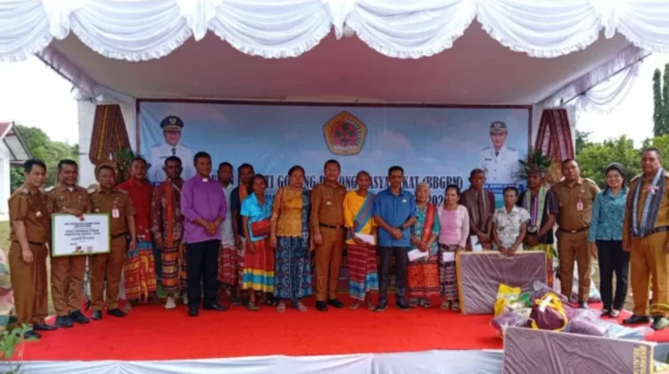Bupati Kupang Serahkan BLT Dana Desa kepada 22 KPM di Desa Kalali