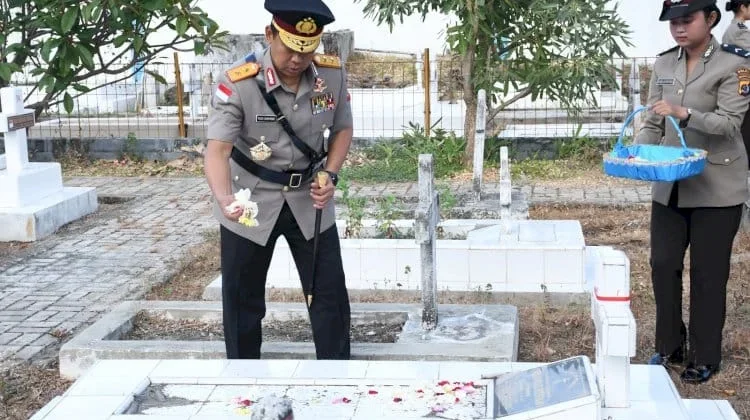 Polda NTT Ziarah di TMP Dharma Loka Memperingati HUT Bhayangkara ke 80