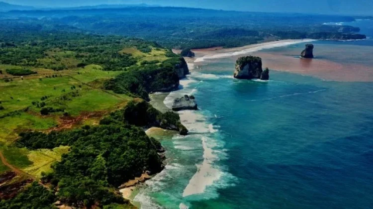 Keindahan Tersembunyi Dari Pantai Mareha Cape
