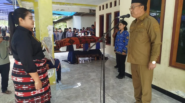 Bupati Pimpin Upacara Pemakaman Almary Yosep Pati, Camat Lamboya