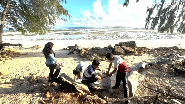 Jaga Pesona Pantai Walakiri, PLN  Sumba Timur dan Warga Gelar Aksi Bersih Lingkungan