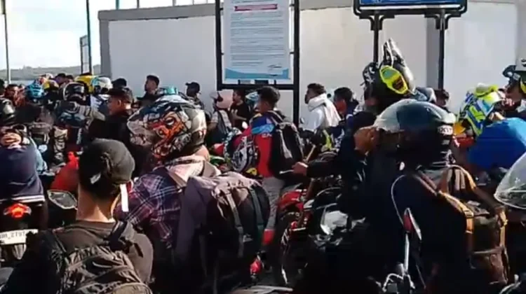 Penumpang Memadati Pelabuhan Kupang Rote Pasca Cuaca Buruk