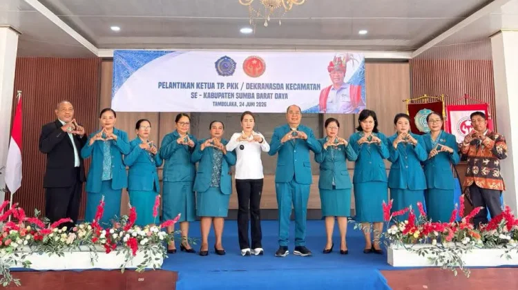 Bupati SBD Hadiri Pelantikan TP PKK, Dekranasda, dan Tim Pembina Posyandu