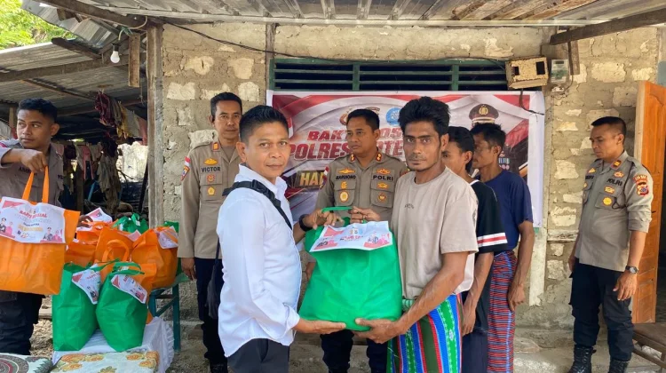 Polres Rote Ndao Salurkan Bansos untuk Warga Daiama
