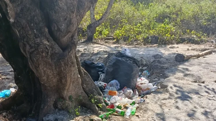 Datang Menikmati Alam, Pulang Tinggalkan Sampah di Pantai Baliana