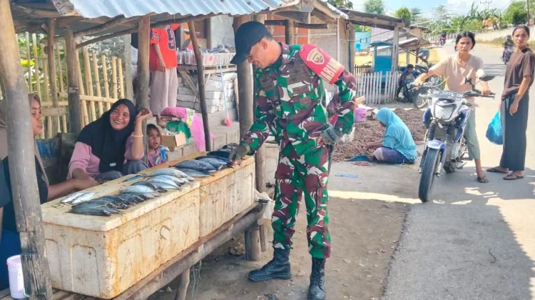Babinsa Ingatkan Pedagang Ikan Hindari Penggunaan Bahan Pengawet Berbahaya