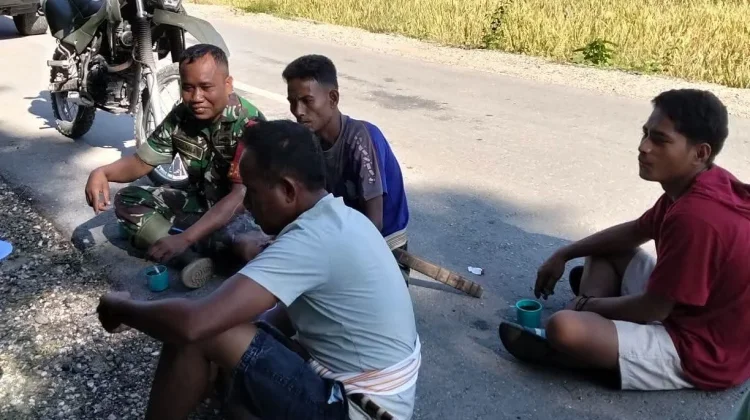 Babinsa Bodo Hula Perkuat Kamtibmas lewat Komsos Bersama Warga