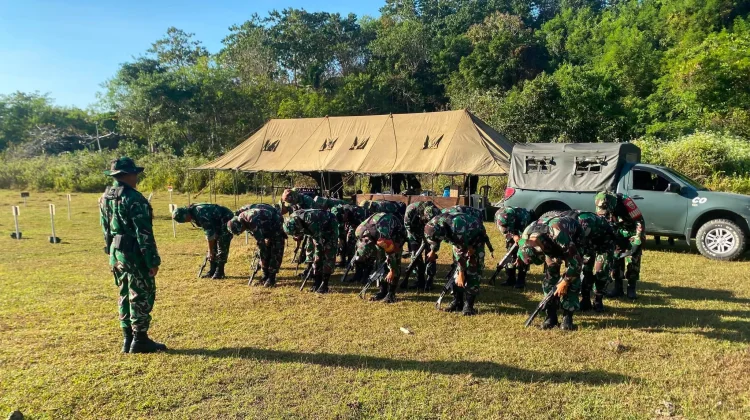 Prajurit Kodim 1613 Sumba Barat Latihan Menembak