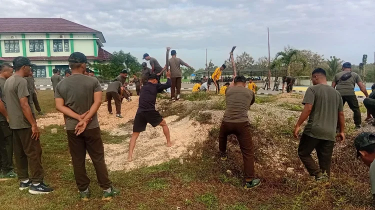Anggota Kodim 1629 SBD Berolahraga Bersihkan Pangkalan Wujudkan Lingkungan Seha