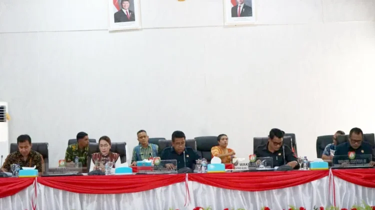 Bupati Ratu Wulla Bahas Ranperda Pertanggungjawaban APBD Bersama DPRD.