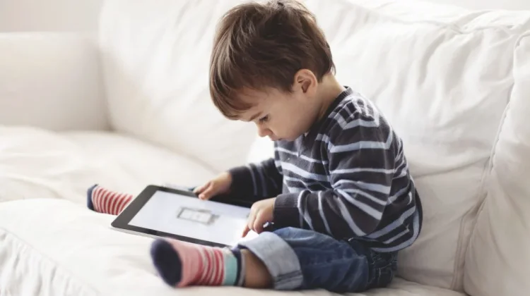 Studi Ungkap Bahaya Paparan Layar Gadget pada Bayi di Bawah Usia Dua Tahun