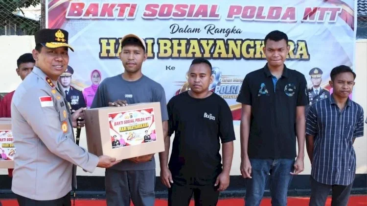 Kapolda NTT Bagikan Seratus Paket Sembako untuk Masyarakat Membutuhkan