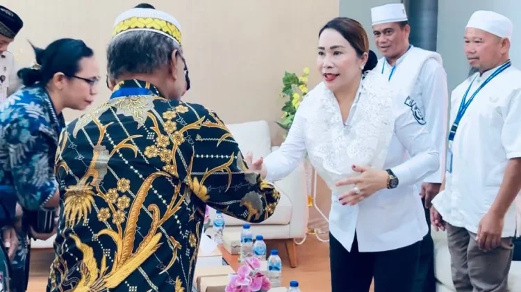 Bupati Ratu Wulla Harapkan Jemaah Haji Jadi Teladan Masyarakat