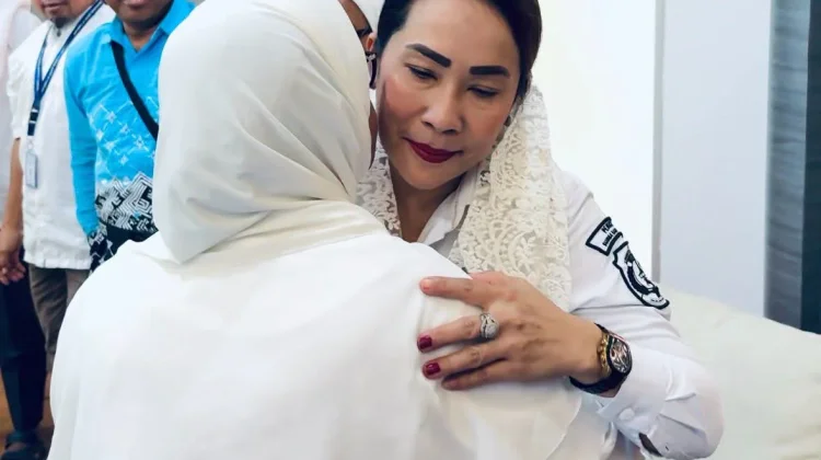 Bupati Ratu Wulla Sambut Hangat Kepulangan Jemaah Haji SBD