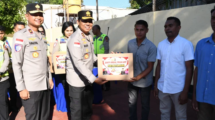 Kapolda NTT Bagikan 100 Paket Sembako jelang HUT Bhayangkara ke-80