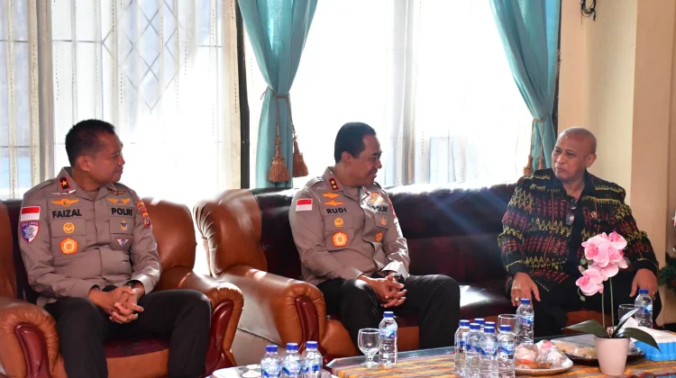 Kapolda Berkunjung ke Rumah Mantan Kapolda NTT Irjen Pol (Purn)Jacki Uly