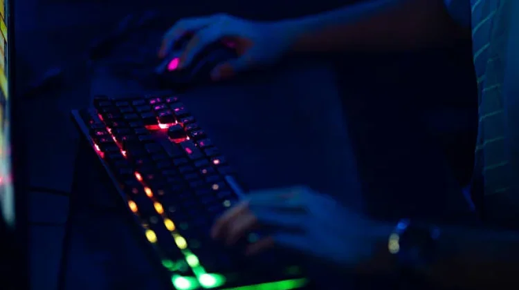 Bedanya Keyboard Berlampu dan Tidak Berlampu, Mana yang Lebih Cocok untuk Anda?