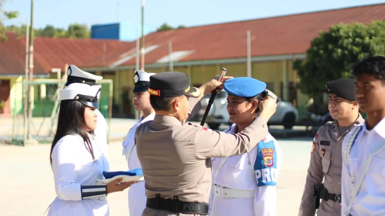 Pelantikan Anggota PKS SMAN 1 Waikabubak oleh Kapolres Sumba Barat