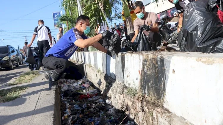 Polres Sumba Timur Bersihkan Pasar Matawai Peringati Hari Bhayangkara Ke-80
