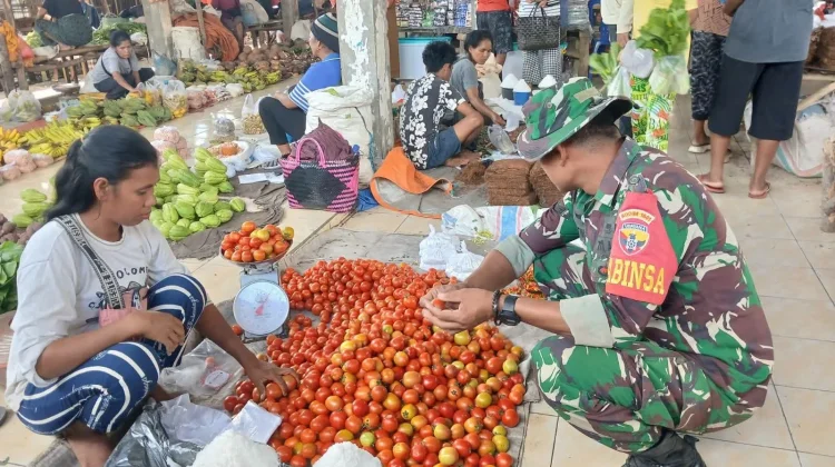 Babinsa Koramil 01/Lewa Monitoring Sembako Demi Menjaga Stabilitas Harga Pasar