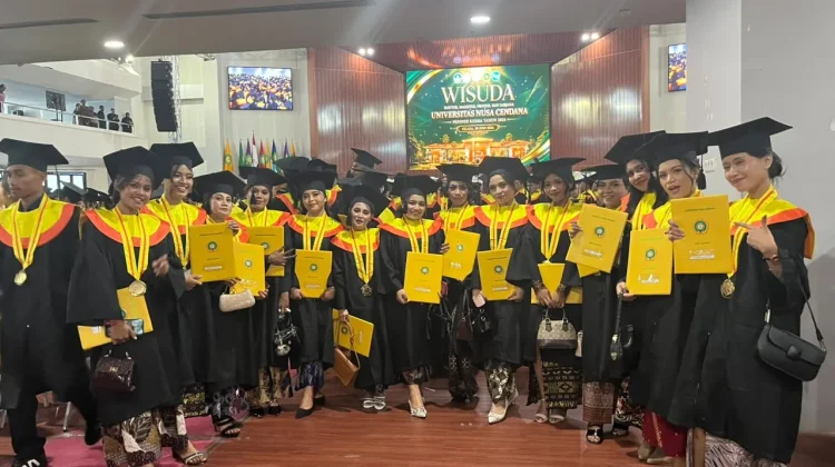 Wisudawan Undana Persembahkan Gelar Akademik untuk Perjuangan Orang Tua