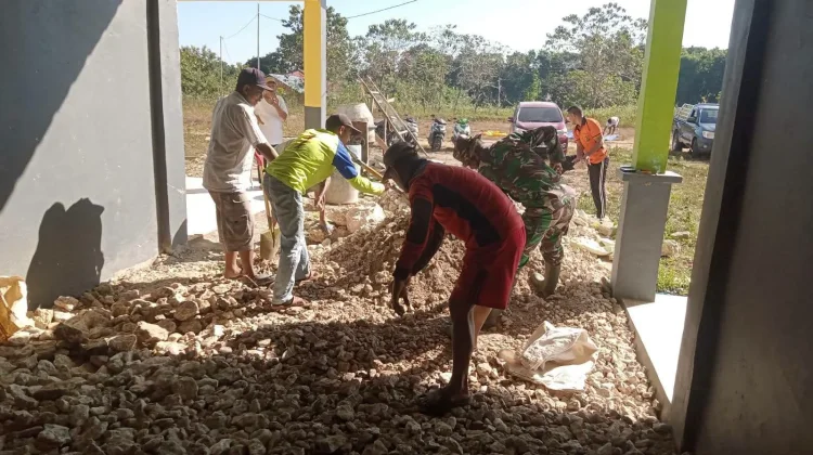 Babinsa Bersama Warga Perkuat Gotong Royong di Tana Modu