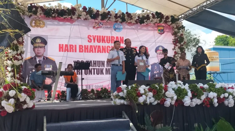 Pelajar SMAN 2 Waingapu Gaungkan Semangat Antinarkoba pada Hari Bhayangkara