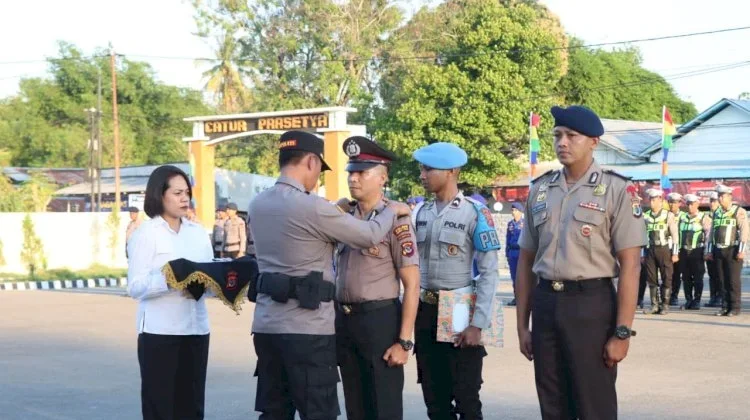 Kapolres Sumba Timur Pimpin Upacara Kenaikan Pangkat 40 Personel Polres