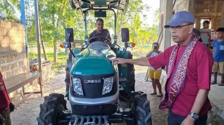 Usman Husin Salurkan Lima Traktor untuk Petani Kabupaten Kupang