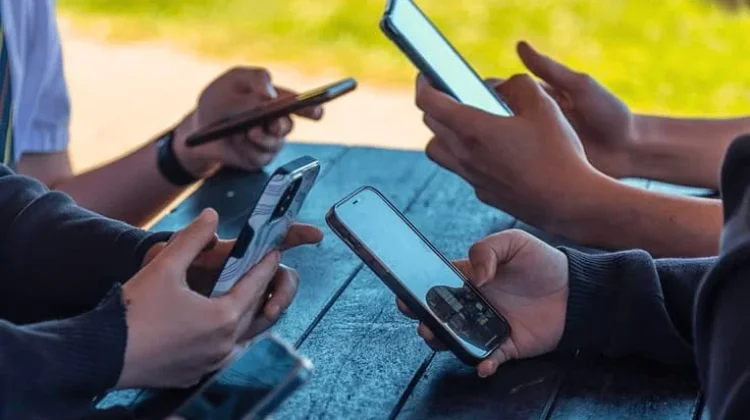 Mayoritas Warganet Indonesia Akses Internet 4 hingga 6 Jam per Hari