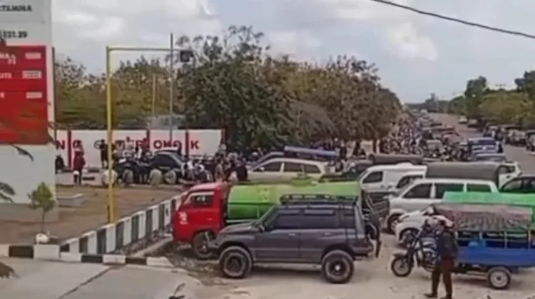 Cuaca Buruk Sebabkan Antrean Panjang BBM di Sabu Raijua
